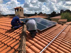 técnicos instalando placas solares